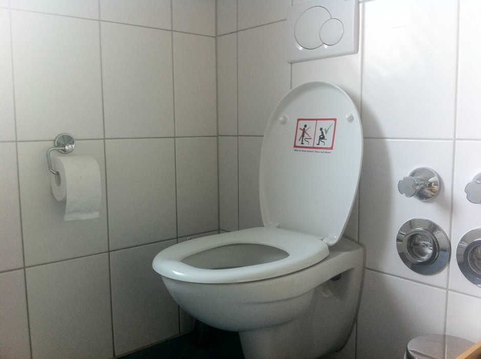 immi Bitte im Sitzen pinkeln Aufkleber auf Toilette Beispielbild